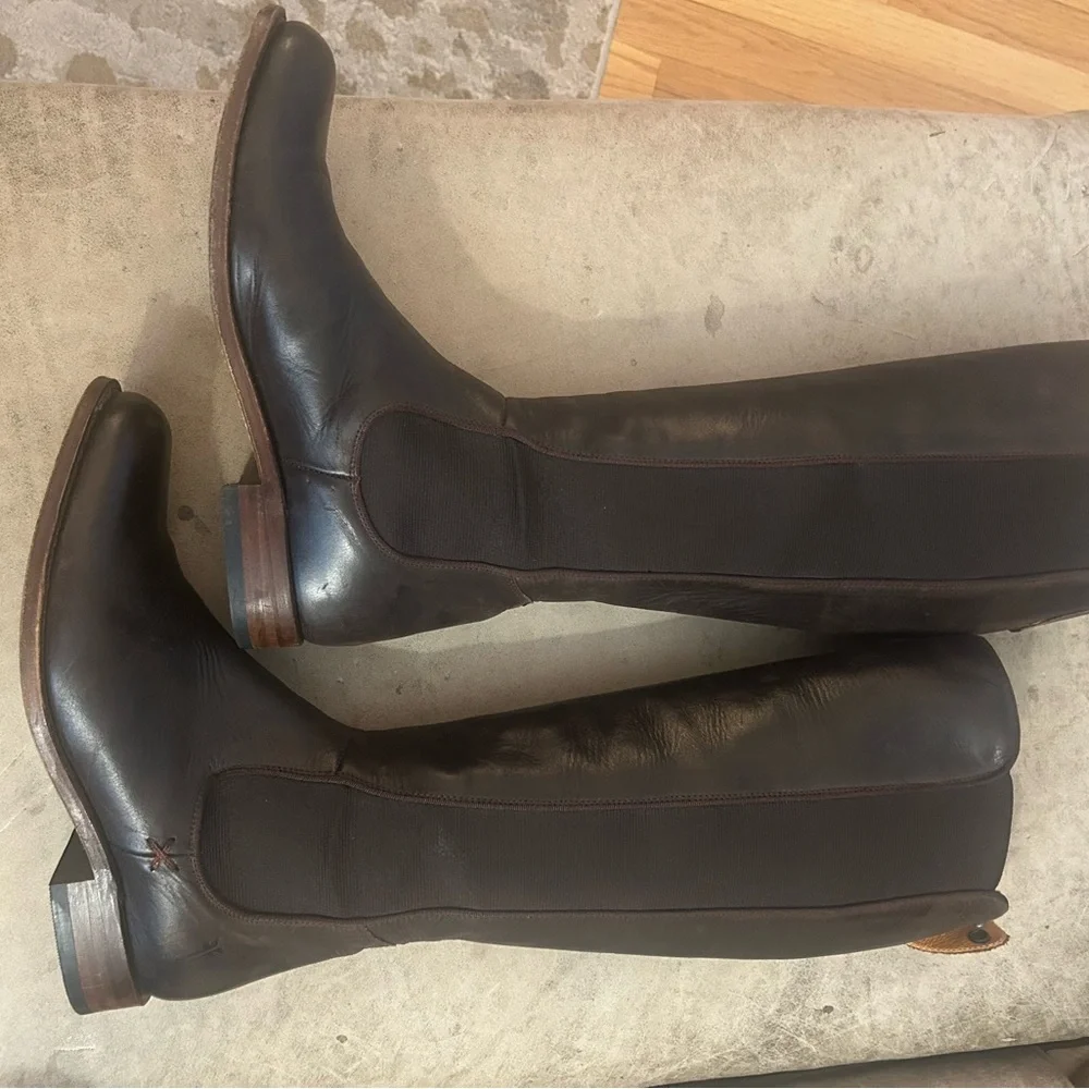 Frye Women’s Elegant Brown Leather Boots - Picture 4 of 6